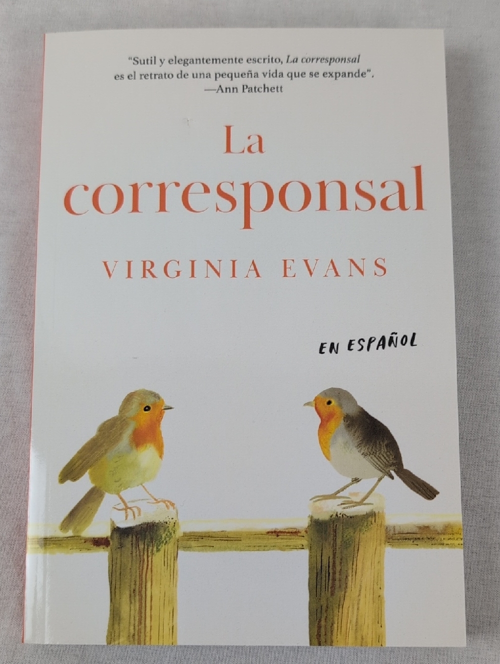 NEW La corresponsal - (En Español) - White & Orange Cover